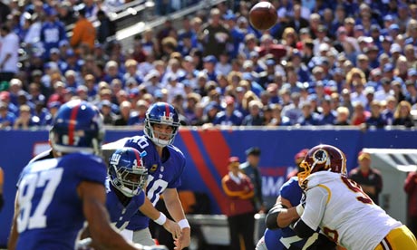 New York Giants quarterback Eli Manning throws a pass to Domenik Hixon