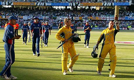 Nasser Hussain applauds Michael Bevan off the field after Australia beat England in 2003