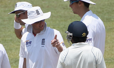 Graeme-Swann-points-the-f-007.jpg