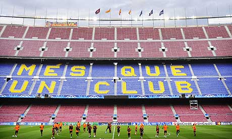 Chelsea's players train at the Camp Nou