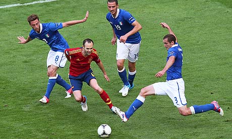 Andreas Iniesta confronts three Italians