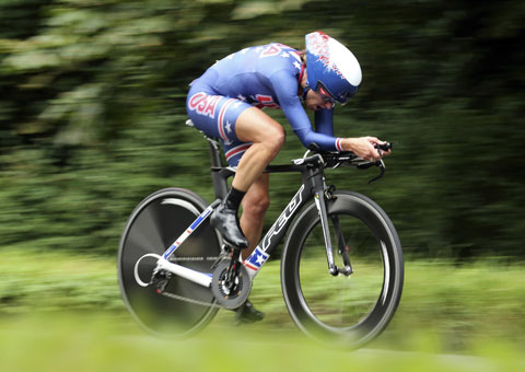 Kristin Armstrong powers towards women's time trial cycling gold