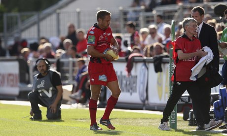 Jonny Wilkinson, the Toulon fly-half, walks off the field with his right hand in ice