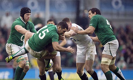 Ireland's full back Rob Kearney (2L) get