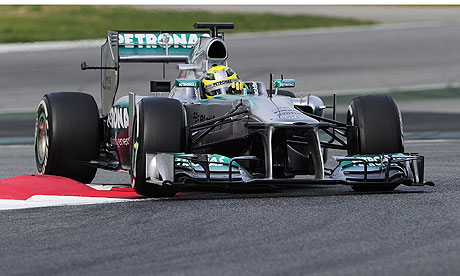 Nico Rosberg cona la sua Mercedes su un cordolo