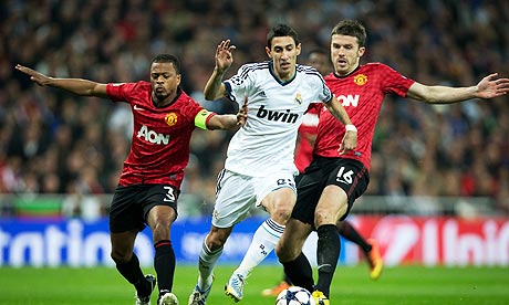 Angel Di María, centre, bursts past challenges from Patrice Evra, left, and Michael Carrick