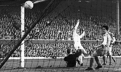 Alfredo Di Stéfano scores for Real Madrid in the 1960 European Cup final