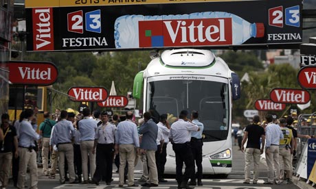 Tour de France - Orica GreenEdge's bus gets stuck