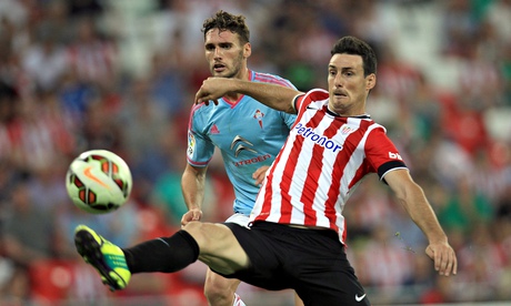Athletic Bilbao's striker Aritz Aduriz vies for the ball 
