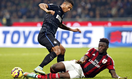 AC Milan's Sulley Muntari tackles Inter's Fredy Guarín 