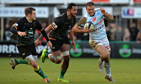 Jamie Roberts of Racing Métro shows a clean pair of heels to two Northampton opponents.