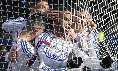 Lyon's Alexandre Lacazette celebrates with his team-mates after scoring a penalty against Metz.