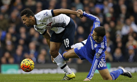 Moussa Dembélé, left, challenges Eden Hazard for possession