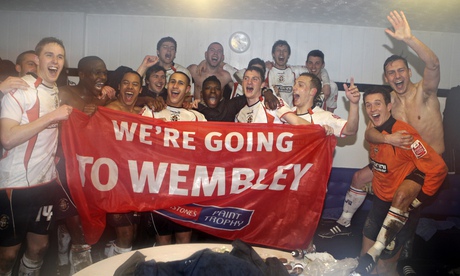 Luton Town players celebrate getting to Wembley