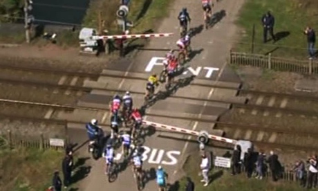 Paris-Roubaix peloton level crossing