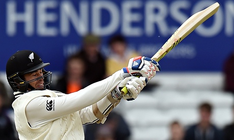 New Zealand's Tim Southee bats on the fo