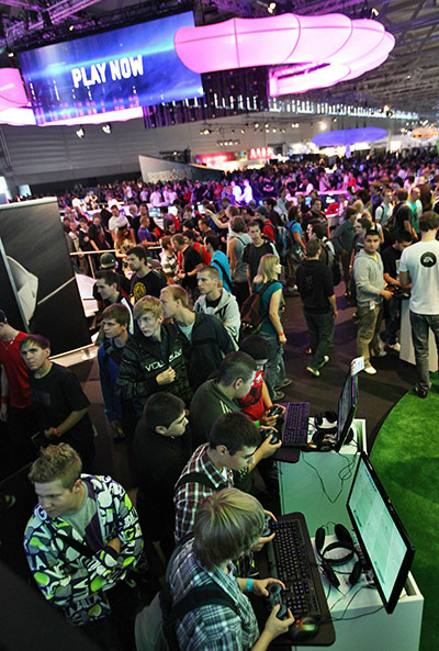 Gamescom 2010: Visitors check out games