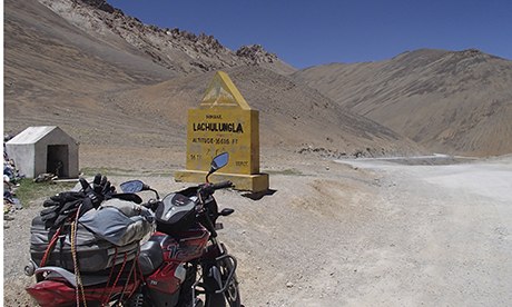 Simon's bike at Lungalacha pass