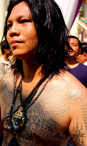 In Thailand gibt es die Tradition der sak yant k rperbedeckender Tattoos 