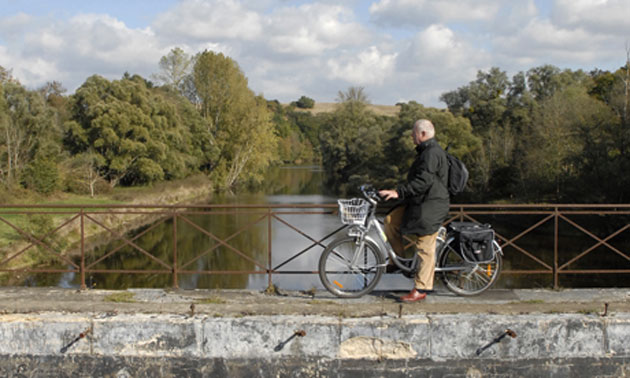 Matthew Fort in Berry: A bridge over the Ancien Canal
