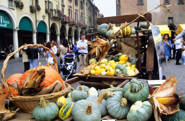 Pumpkin power in Lombardy: Pumpkin stall Piazza delle Erbe Mantova