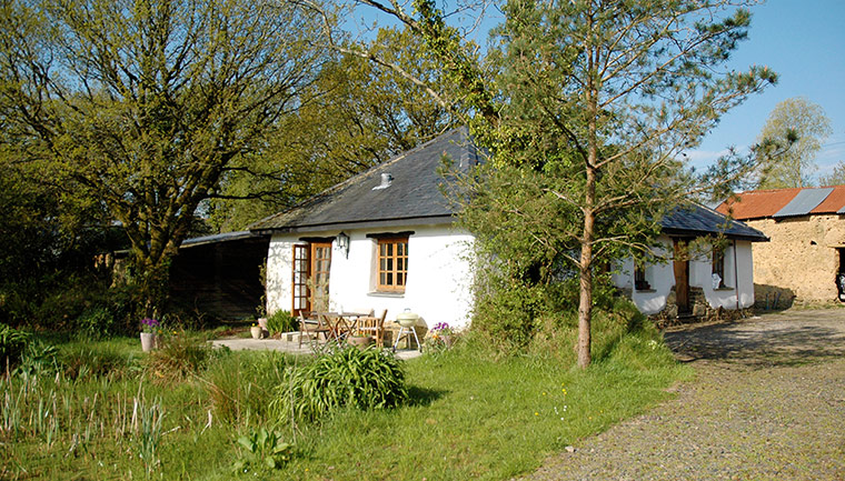 cool cottages devon: Great Burrow Cottage exterior