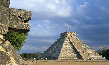 The temple of Kukulkan, that dominates the ancient ruins of Chichen Itz