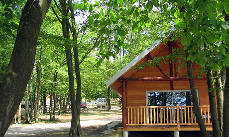 A cabane at the Huttopia resort, Versailles