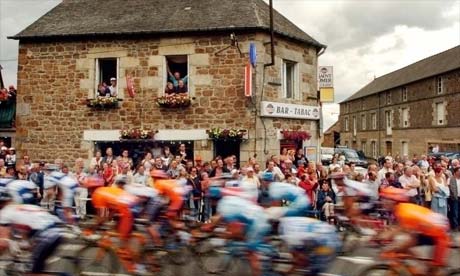 Tour de France passes through Becherel, Brittany
