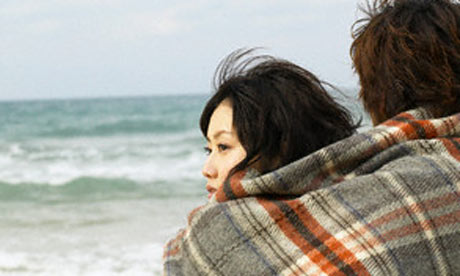 Couple-at-the-beach-wrapp-001