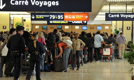 Stranded passengers in Paris as volcano disrupts flights