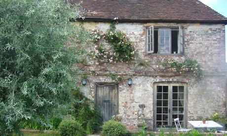 An English rose … Woolbeding Cottage in West Sussex
