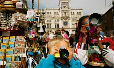 kids taking summer photos in Italy