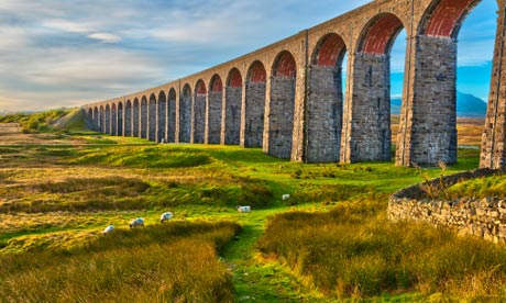 Pen-y-ghent and Ribblehead Viaduct on Settle to Carlisle railway, Yorkshire Dales national park