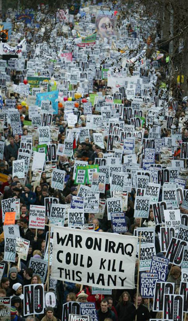 http://static.guim.co.uk/Guardian/arts/gallery/2008/feb/14/photography.antiwar/PD3096141@Thousands-of-protesto-6652.jpg