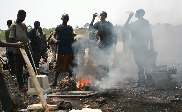 https://static.guim.co.uk/Guardian/business/gallery/2008/may/06/computer.waste/burning_e-waste-8051.jpg