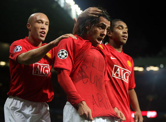 Carlos Tevez lifts up his shirt