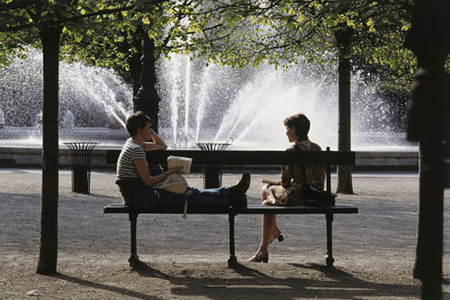 A couple by a Parisien fountain