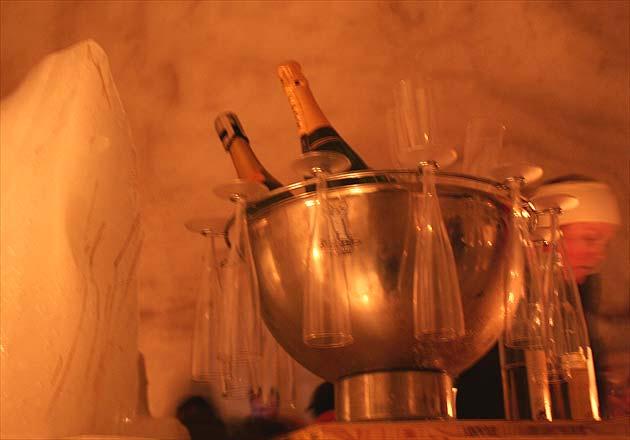  Iglu-Dorf, igloo village in Zermatt