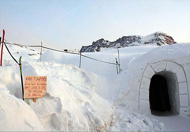  Iglu-Dorf, igloo village in Zermatt