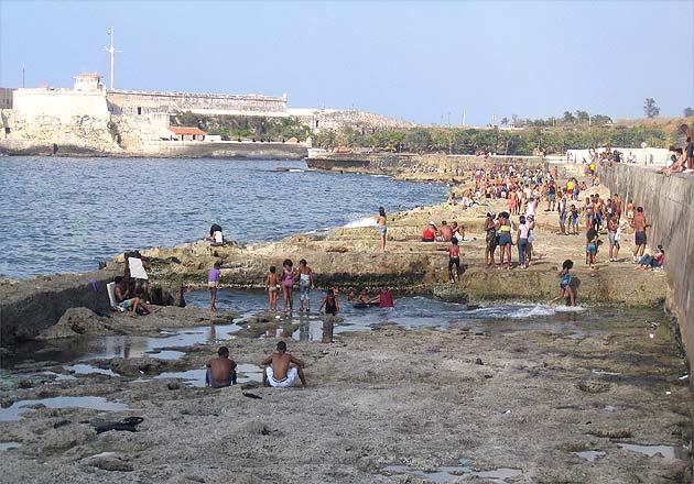 Cuba: Malacon crowds