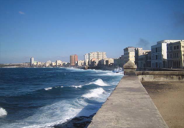 Cuba: Malacon waves
