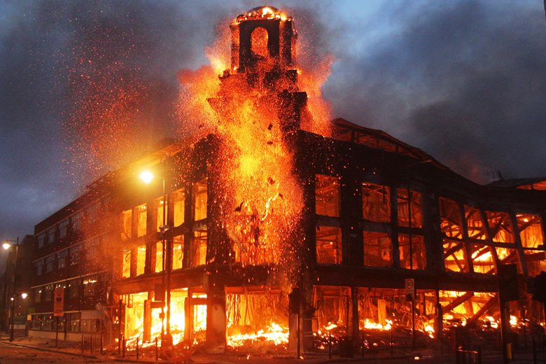 伦敦发生骚乱,一栋建筑在火烧前后