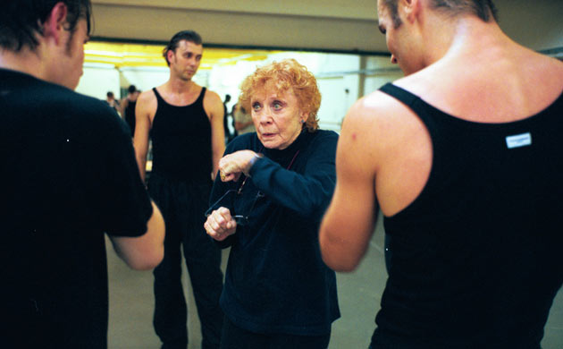 Gwen Verdon, who played Roxie Hart in Chicago in 1975, gives advice to dancers in 1999