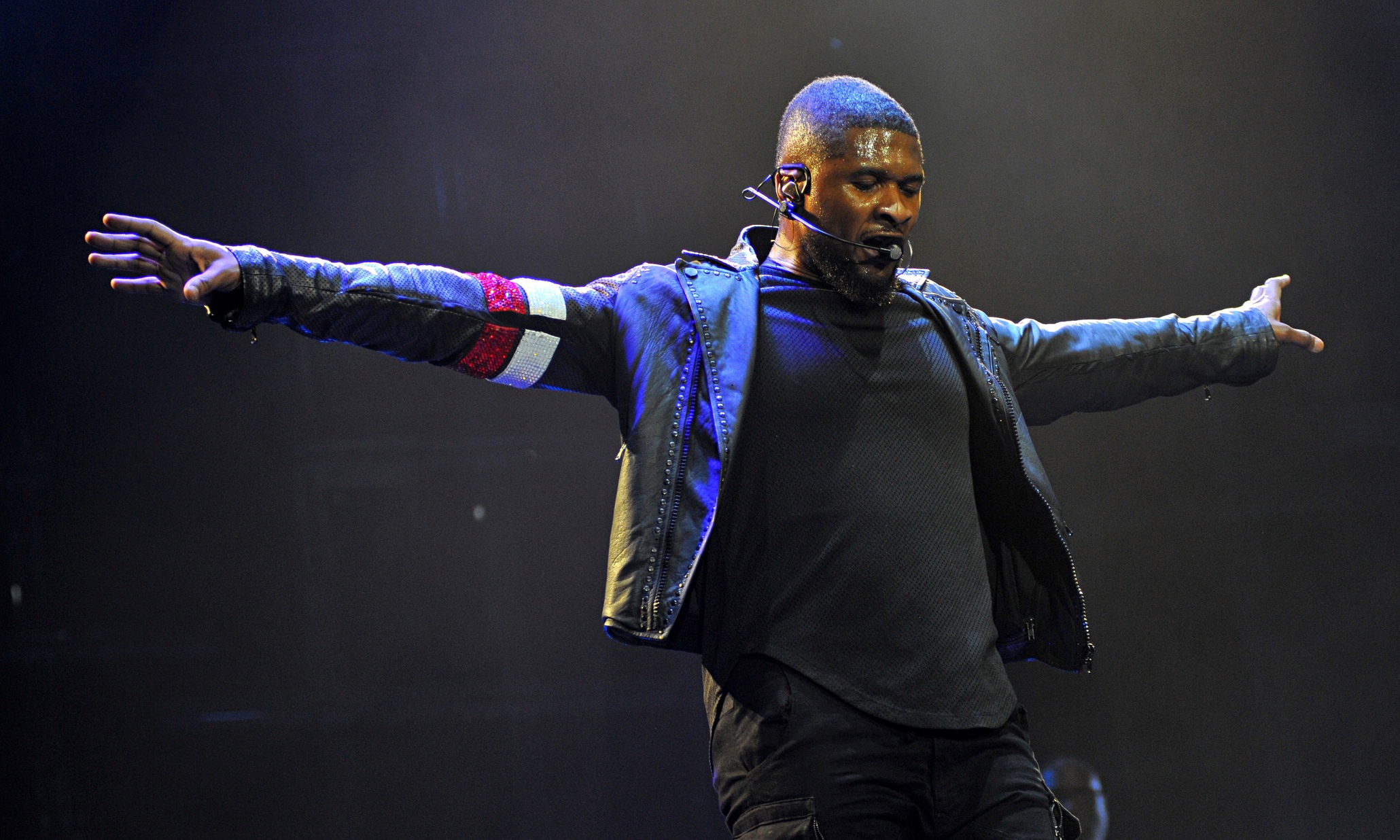 Usher review – not even outshone by upside-down twerking