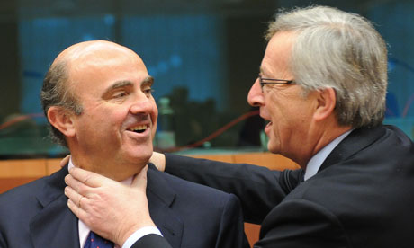 Luis de Guindos and Jean Claude Juncker at a eurogroup meeting in Brussels.