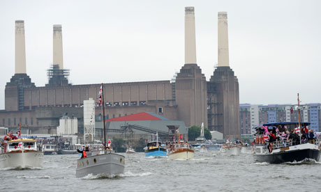 Boats-sail-in-front-of-Ba-008.jpg
