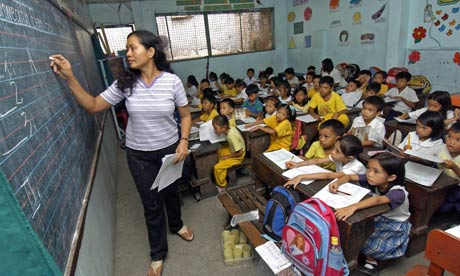 MDG : Teachers shortage : students packed in small classroom in Quezon city, suburban Manila