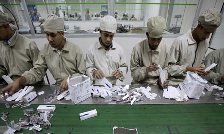 MDG : Bangladesh : Drug factory and drug maker : Workers on the production line 