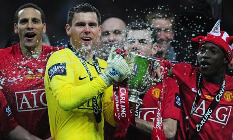I giocatori dello United festeggiano la vittoria della terza Coppa di Lega nella storia della società (guim.co.uk)